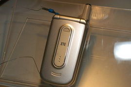 中興亮相2004年中國國際通信設備技術展，展示最新系列手機圖片引領通信新風尚